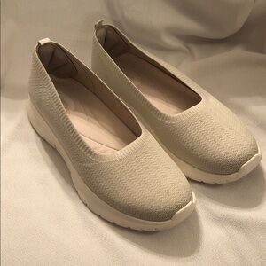 Easy Spirit Women's Slip-On Shoes 9.5 Wide Taupe NIB